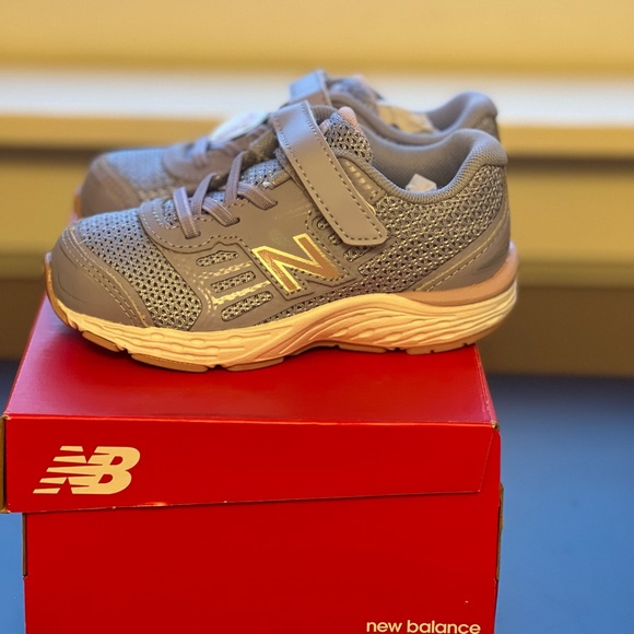 Toddler New Balance infant 680 girl sneaker - Picture 2 of 4